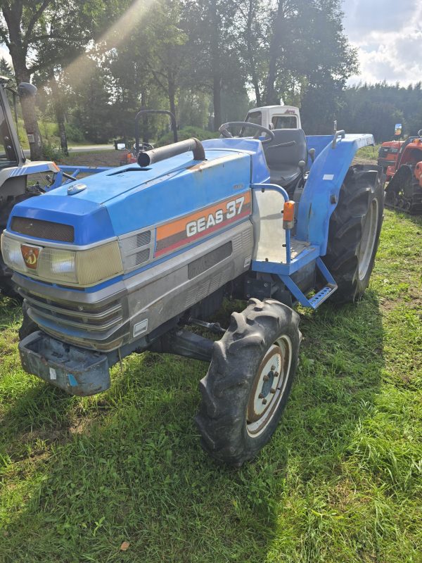 Traktorius Iseki Tg37f (27 kW, su freza)
